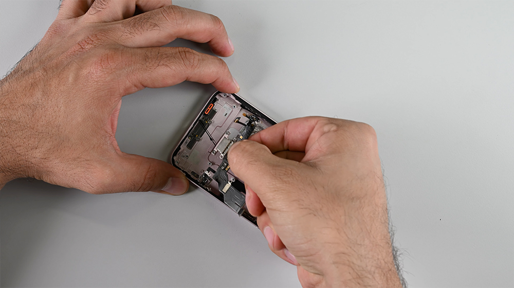 iPhone 17e 拆解曝光:MagSafe 模組竟可裝到 iPhone 16e - 電腦王阿達 iPhone 17e 拆解曝光:MagSafe 模組竟可裝到 iPhone 16e - 電腦王阿達