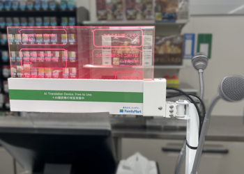 日本全家便利商店導入 AI 透明翻譯螢幕！支援 14 種語言，外國旅客購物更無障礙