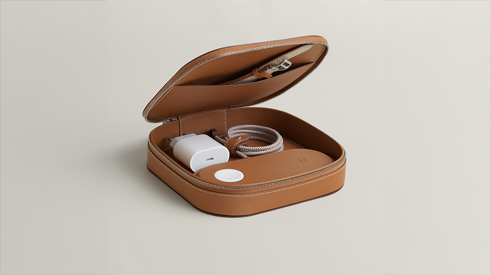 Hermès 愛馬仕推出 iPhone/AirPods/Apple Watch 無線充電器 Paddock Duo ,最高售價高達 5,150 美元 - 電腦王阿達 Hermès 愛馬仕推出 iPhone/AirPods/Apple Watch 無線充電器 Paddock Duo ,最高售價高達 5,150 美元 - 電腦王阿達