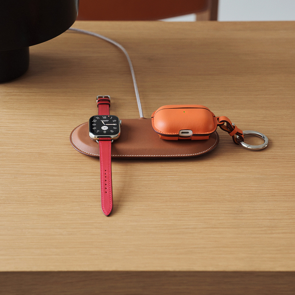 Hermès 愛馬仕推出 iPhone/AirPods/Apple Watch 無線充電器 Paddock Duo ,最高售價高達 5,150 美元 - 電腦王阿達 Hermès 愛馬仕推出 iPhone/AirPods/Apple Watch 無線充電器 Paddock Duo ,最高售價高達 5,150 美元 - 電腦王阿達