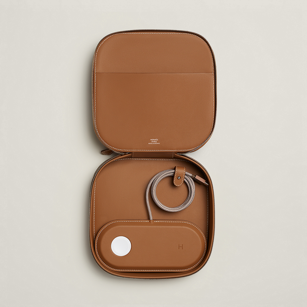 Hermès 愛馬仕推出 iPhone/AirPods/Apple Watch 無線充電器 Paddock Duo ,最高售價高達 5,150 美元 - 電腦王阿達 Hermès 愛馬仕推出 iPhone/AirPods/Apple Watch 無線充電器 Paddock Duo ,最高售價高達 5,150 美元 - 電腦王阿達