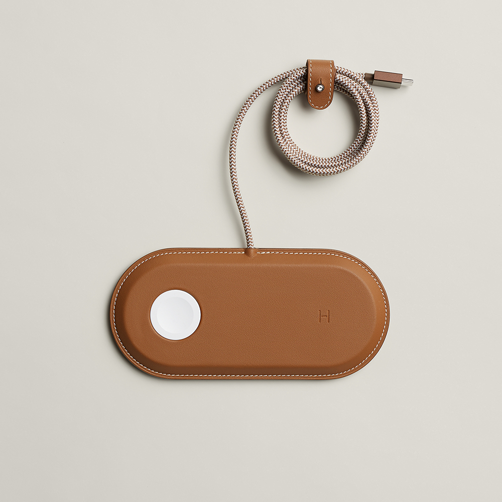 Hermès 愛馬仕推出 iPhone/AirPods/Apple Watch 無線充電器 Paddock Duo ,最高售價高達 5,150 美元 - 電腦王阿達 Hermès 愛馬仕推出 iPhone/AirPods/Apple Watch 無線充電器 Paddock Duo ,最高售價高達 5,150 美元 - 電腦王阿達