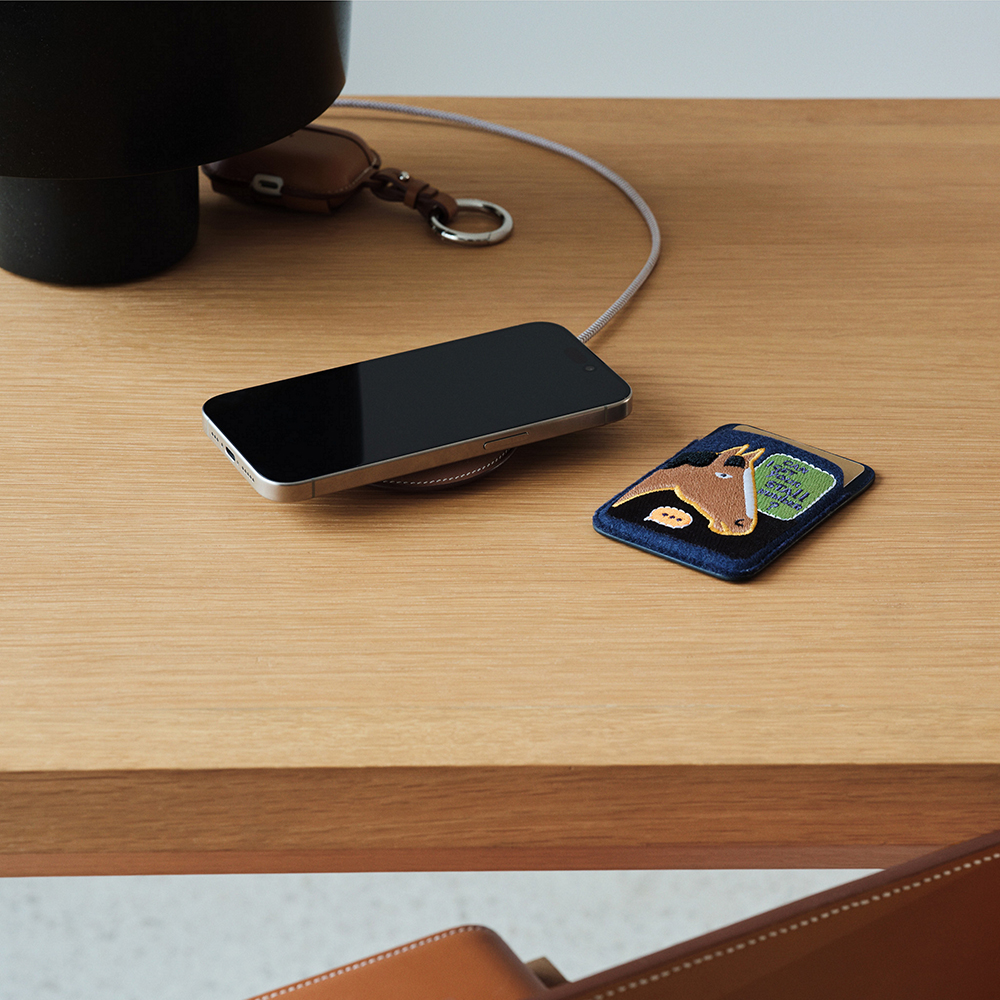 Hermès 愛馬仕推出 iPhone/AirPods/Apple Watch 無線充電器 Paddock Duo ,最高售價高達 5,150 美元 - 電腦王阿達 Hermès 愛馬仕推出 iPhone/AirPods/Apple Watch 無線充電器 Paddock Duo ,最高售價高達 5,150 美元 - 電腦王阿達