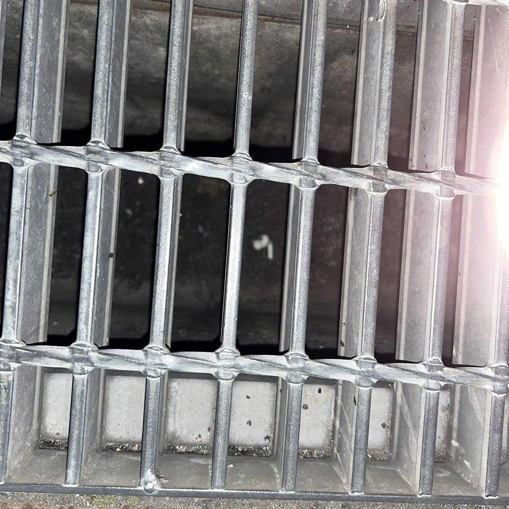 AirPods 掉到水溝怎麼辦?他花大錢買 Apple Watch 充電器成功救回,網友教你更省錢神招 - 電腦王阿達 AirPods 掉到水溝怎麼辦?他花大錢買 Apple Watch 充電器成功救回,網友教你更省錢神招 - 電腦王阿達