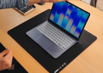 MacBook Neo 壓力實測 8GB RAM 開 60 個 App 還能看片且不卡，Windows 筆電則直接關機