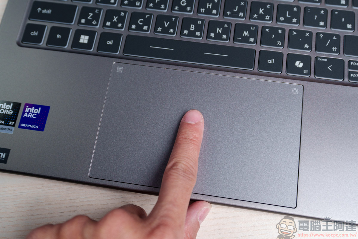 內顯直逼獨顯效能!MSI Prestige 14 Flip AI+ 實測:Panther Lake 處理器讓 3A 大作也能帶著走 - 電腦王阿達 內顯直逼獨顯效能!MSI Prestige 14 Flip AI+ 實測:Panther Lake 處理器讓 3A 大作也能帶著走 - 電腦王阿達