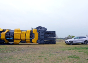 最強的汽車撞擊測試？打造 5000 公斤巨型機械臂，只為賞予一記「重磅耳光」