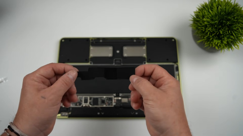 國外 YouTuber 為 MacBook Neo 加一塊銅片來提升散熱,遊戲 FPS 就幾乎翻倍 - 電腦王阿達 國外 YouTuber 為 MacBook Neo 加一塊銅片來提升散熱,遊戲 FPS 就幾乎翻倍 - 電腦王阿達