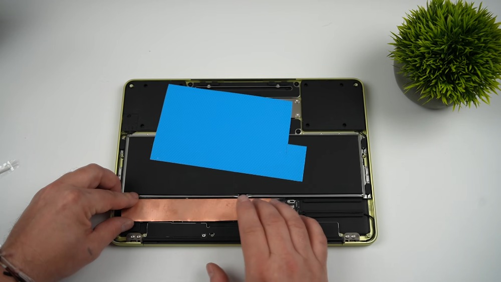 國外 YouTuber 為 MacBook Neo 加一塊銅片來提升散熱,遊戲 FPS 就幾乎翻倍 - 電腦王阿達 國外 YouTuber 為 MacBook Neo 加一塊銅片來提升散熱,遊戲 FPS 就幾乎翻倍 - 電腦王阿達