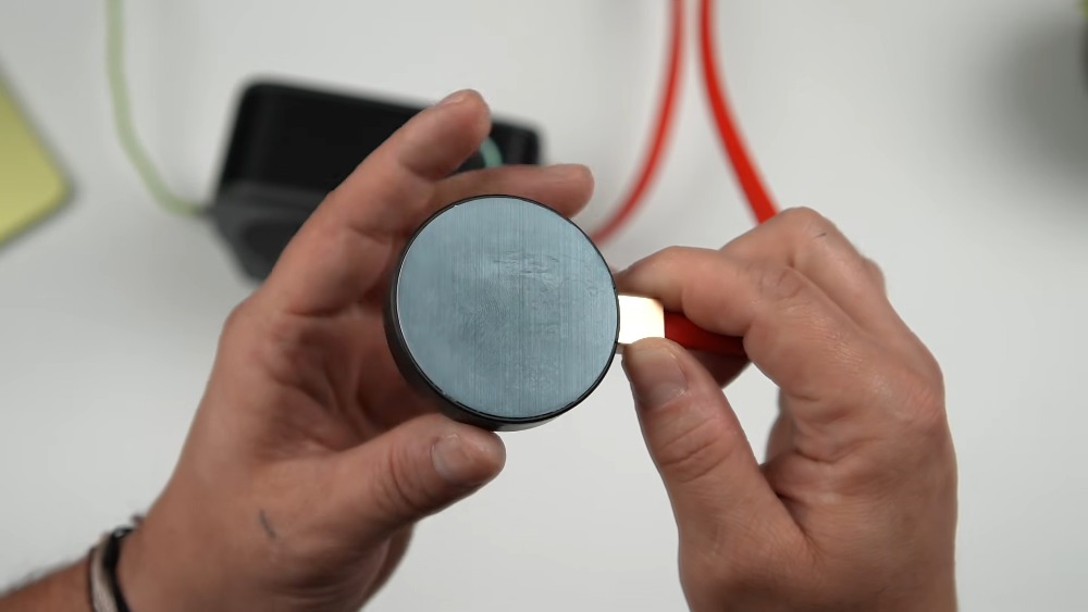 國外 YouTuber 為 MacBook Neo 加一塊銅片來提升散熱,遊戲 FPS 就幾乎翻倍 - 電腦王阿達 國外 YouTuber 為 MacBook Neo 加一塊銅片來提升散熱,遊戲 FPS 就幾乎翻倍 - 電腦王阿達