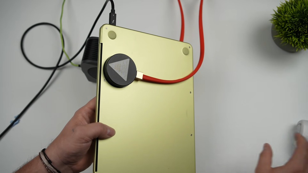 國外 YouTuber 為 MacBook Neo 加一塊銅片來提升散熱,遊戲 FPS 就幾乎翻倍 - 電腦王阿達 國外 YouTuber 為 MacBook Neo 加一塊銅片來提升散熱,遊戲 FPS 就幾乎翻倍 - 電腦王阿達