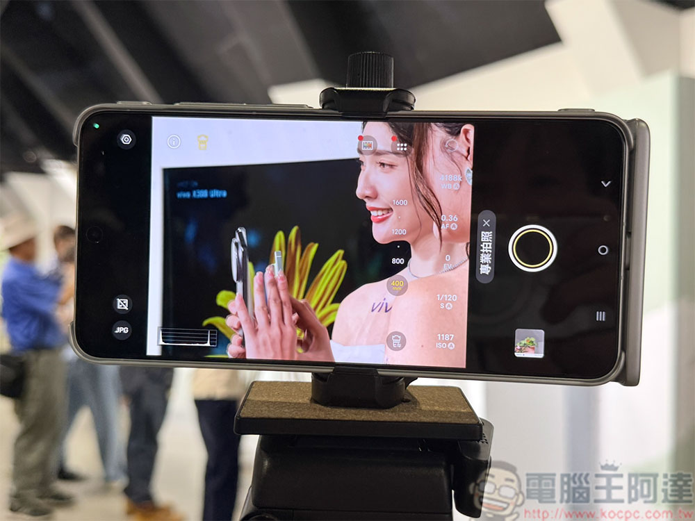 「專業 V 單」 vivo X300 Ultra 在台上市,最高雙兩億蔡司大師鏡頭群突破創作疆界 - 電腦王阿達 「專業 V 單」 vivo X300 Ultra 在台上市,最高雙兩億蔡司大師鏡頭群突破創作疆界 - 電腦王阿達