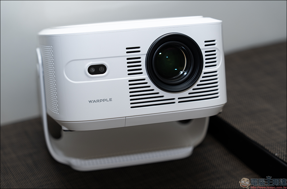 Warpple LA10 Pro 開箱評測:2000 ANSI 流明、Google TV、全智慧校正,居家旗艦輕劇院輕鬆入手 - 電腦王阿達 Warpple LA10 Pro 開箱評測:2000 ANSI 流明、Google TV、全智慧校正,居家旗艦輕劇院輕鬆入手 - 電腦王阿達