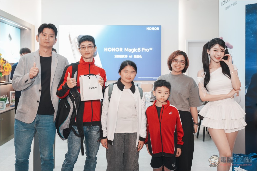 HONOR 三創體驗店盛大開幕!啦啦隊女神李雅英擔任一日店長,Magic8 Pro 預購破千台氣勢如虹 - 電腦王阿達 HONOR 三創體驗店盛大開幕!啦啦隊女神李雅英擔任一日店長,Magic8 Pro 預購破千台氣勢如虹 - 電腦王阿達
