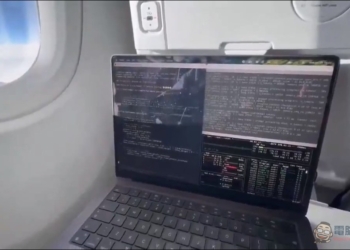 中國工程師在飛機上使用 MacBook M4 離線跑 Llama 70B 處理完客戶案件