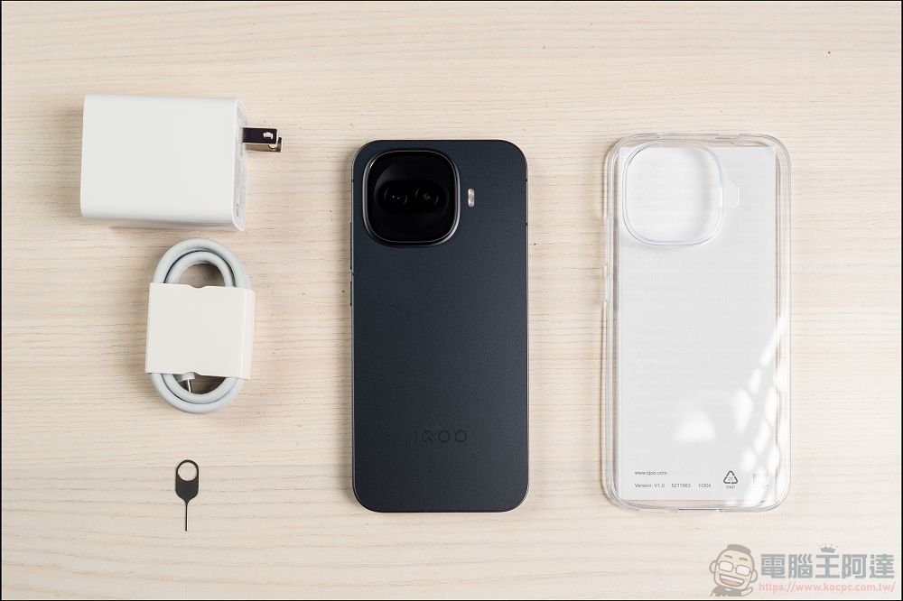 不到一萬八的電競小旗艦 iQOO 15R 開箱:Snapdragon 8 Gen 5、7600mAh 藍海電池,性價比無敵 - 電腦王阿達 不到一萬八的電競小旗艦 iQOO 15R 開箱:Snapdragon 8 Gen 5、7600mAh 藍海電池,性價比無敵 - 電腦王阿達
