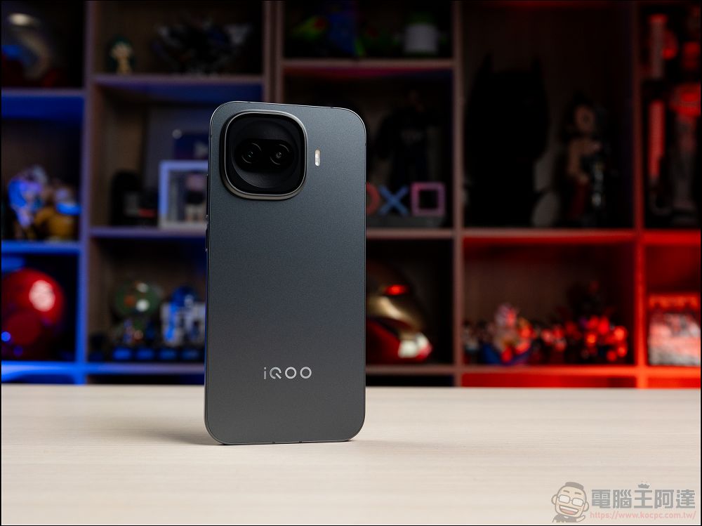 不到一萬八的電競小旗艦 iQOO 15R 開箱:Snapdragon 8 Gen 5、7600mAh 藍海電池,性價比無敵 - 電腦王阿達 不到一萬八的電競小旗艦 iQOO 15R 開箱:Snapdragon 8 Gen 5、7600mAh 藍海電池,性價比無敵 - 電腦王阿達