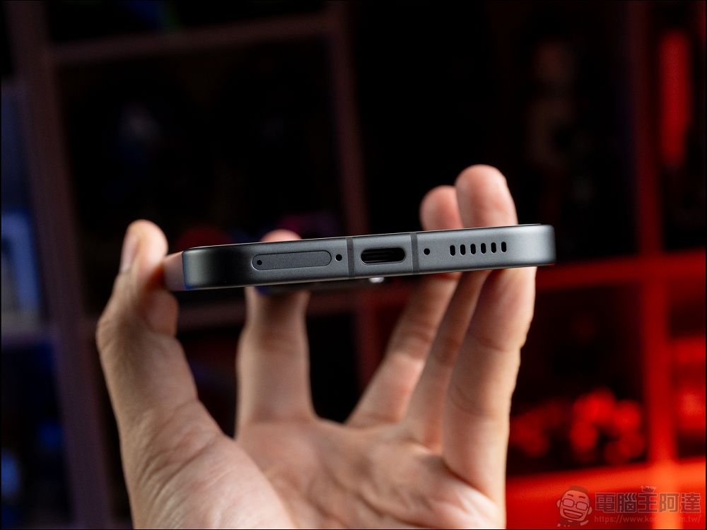 不到一萬八的電競小旗艦 iQOO 15R 開箱:Snapdragon 8 Gen 5、7600mAh 藍海電池,性價比無敵 - 電腦王阿達 不到一萬八的電競小旗艦 iQOO 15R 開箱:Snapdragon 8 Gen 5、7600mAh 藍海電池,性價比無敵 - 電腦王阿達