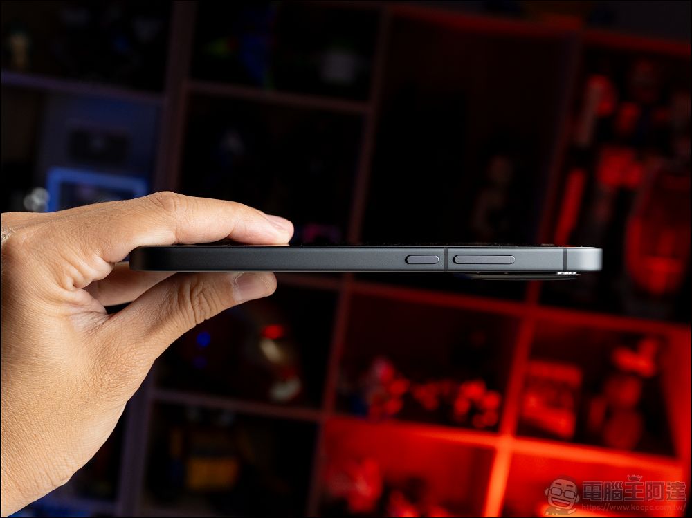 不到一萬八的電競小旗艦 iQOO 15R 開箱:Snapdragon 8 Gen 5、7600mAh 藍海電池,性價比無敵 - 電腦王阿達 不到一萬八的電競小旗艦 iQOO 15R 開箱:Snapdragon 8 Gen 5、7600mAh 藍海電池,性價比無敵 - 電腦王阿達