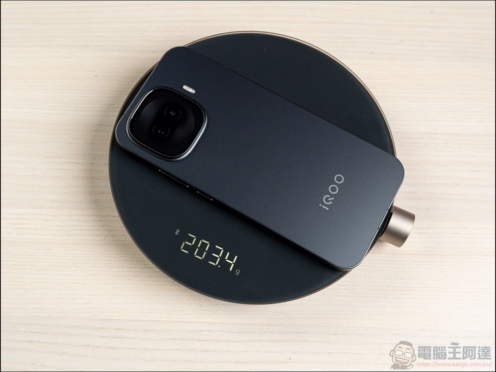 不到一萬八的電競小旗艦 iQOO 15R 開箱:Snapdragon 8 Gen 5、7600mAh 藍海電池,性價比無敵 - 電腦王阿達 不到一萬八的電競小旗艦 iQOO 15R 開箱:Snapdragon 8 Gen 5、7600mAh 藍海電池,性價比無敵 - 電腦王阿達