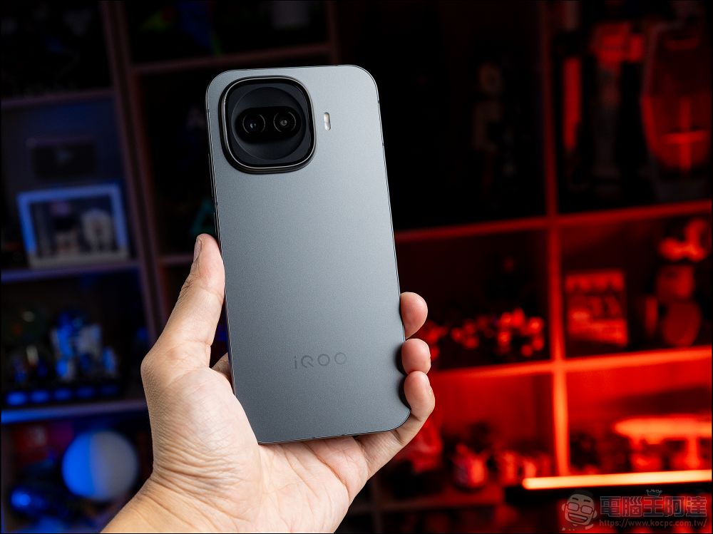 不到一萬八的電競小旗艦 iQOO 15R 開箱:Snapdragon 8 Gen 5、7600mAh 藍海電池,性價比無敵 - 電腦王阿達 不到一萬八的電競小旗艦 iQOO 15R 開箱:Snapdragon 8 Gen 5、7600mAh 藍海電池,性價比無敵 - 電腦王阿達
