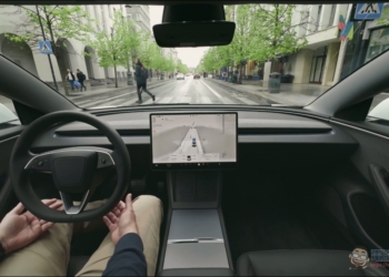 自立自強！Tesla 車主靠一封申請信讓立陶宛閃電核准 FSD，成為歐洲第二可使用國家