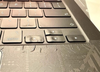超慘！國外網友替 MacBook Pro 貼保護膜時用吹風機加熱，結果方向鍵直接融化變形