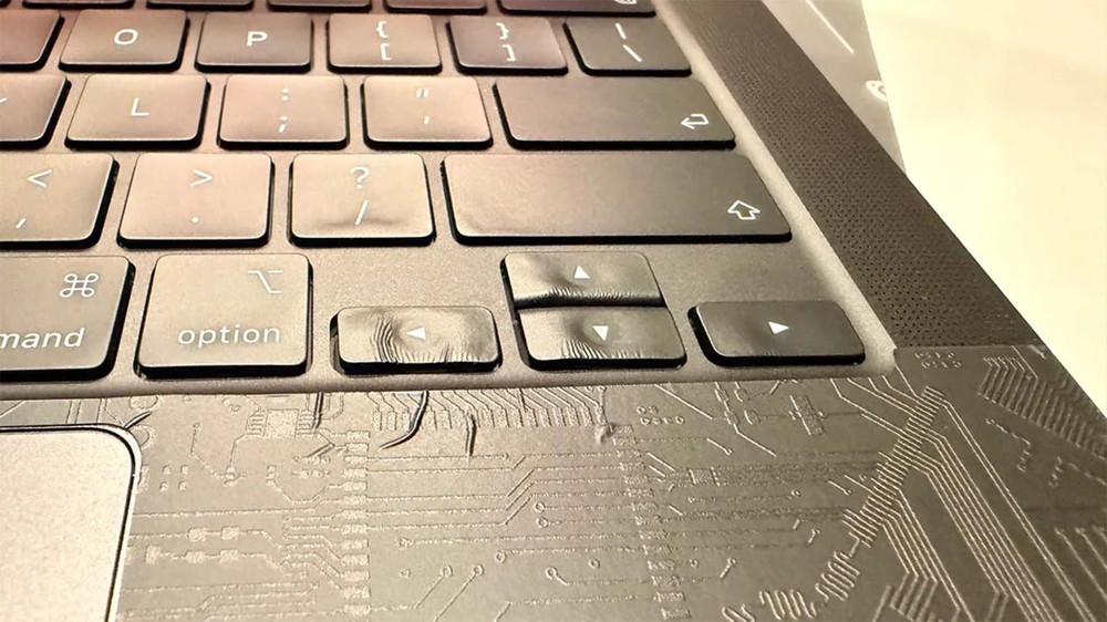 超慘!國外網友替 MacBook Pro 貼保護膜時用吹風機加熱,結果方向鍵直接融化變形 - 電腦王阿達 超慘!國外網友替 MacBook Pro 貼保護膜時用吹風機加熱,結果方向鍵直接融化變形 - 電腦王阿達