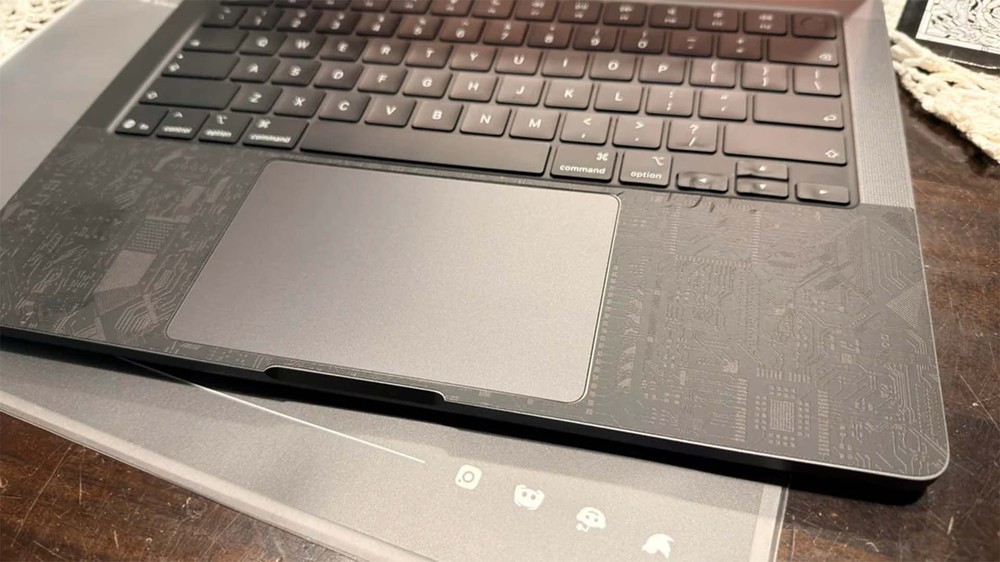 超慘!國外網友替 MacBook Pro 貼保護膜時用吹風機加熱,結果方向鍵直接融化變形 - 電腦王阿達 超慘!國外網友替 MacBook Pro 貼保護膜時用吹風機加熱,結果方向鍵直接融化變形 - 電腦王阿達