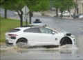 Waymo 的多事雨季：開進積水被迫召回，六城服務暫停，高速公路全面停駛