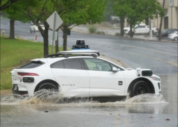 Waymo 的多事雨季：開進積水被迫召回，六城服務暫停，高速公路全面停駛