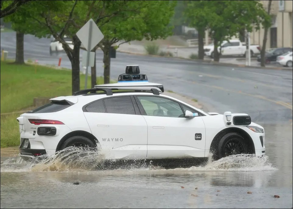 Waymo 的多事雨季:開進積水被迫召回,六城服務暫停,高速公路全面停駛 - 電腦王阿達 Waymo 的多事雨季:開進積水被迫召回,六城服務暫停,高速公路全面停駛 - 電腦王阿達