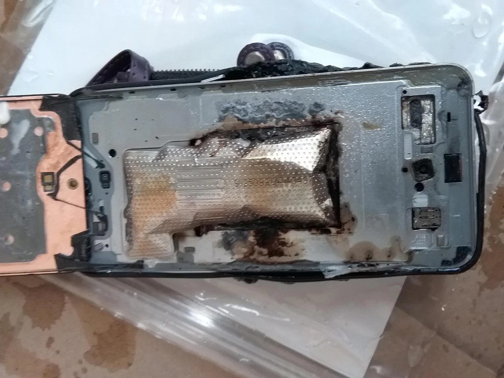 睡到一半被爆裂聲驚醒!國外網友稱 Galaxy S25 FE 夜間充電時爆炸 - 電腦王阿達 睡到一半被爆裂聲驚醒!國外網友稱 Galaxy S25 FE 夜間充電時爆炸 - 電腦王阿達