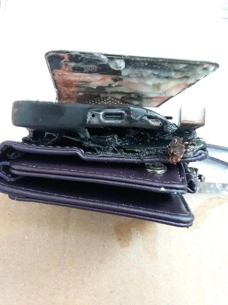 睡到一半被爆裂聲驚醒!國外網友稱 Galaxy S25 FE 夜間充電時爆炸 - 電腦王阿達 睡到一半被爆裂聲驚醒!國外網友稱 Galaxy S25 FE 夜間充電時爆炸 - 電腦王阿達
