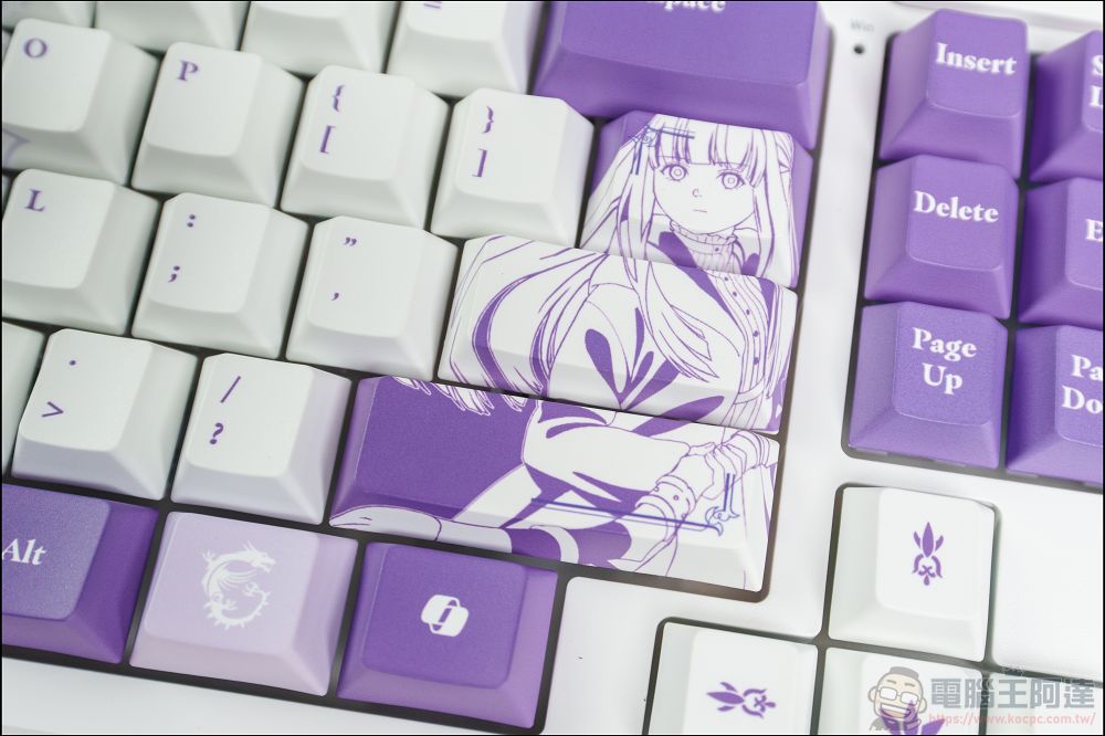 MSI x《葬送的芙莉蓮》聯名鍵盤、滑鼠、滑鼠墊開箱：不是只貼角色圖，連鍵帽、燈效與桌面氛圍都做進去了 - 電腦王阿達
