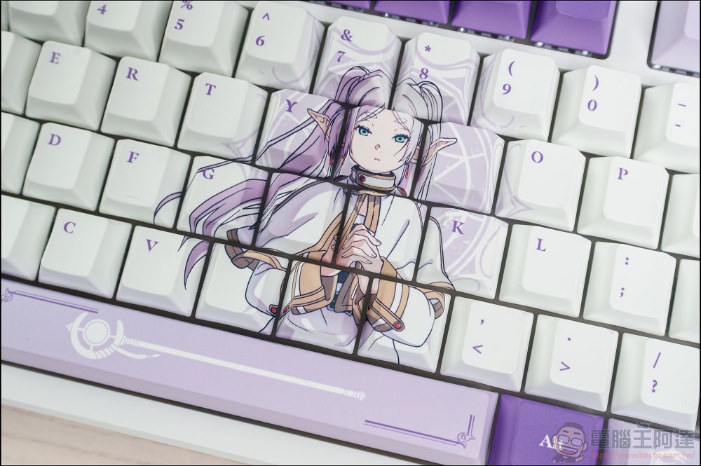 MSI x《葬送的芙莉蓮》聯名鍵盤、滑鼠、滑鼠墊開箱：不是只貼角色圖，連鍵帽、燈效與桌面氛圍都做進去了 - 電腦王阿達