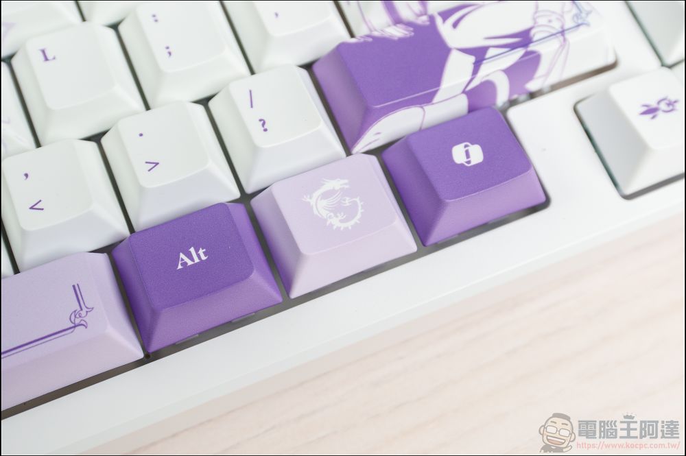 MSI x《葬送的芙莉蓮》聯名鍵盤、滑鼠、滑鼠墊開箱：不是只貼角色圖，連鍵帽、燈效與桌面氛圍都做進去了 - 電腦王阿達