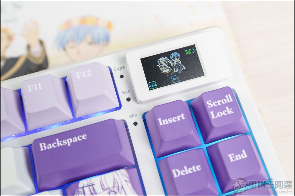 MSI x《葬送的芙莉蓮》聯名鍵盤、滑鼠、滑鼠墊開箱：不是只貼角色圖，連鍵帽、燈效與桌面氛圍都做進去了 - 電腦王阿達