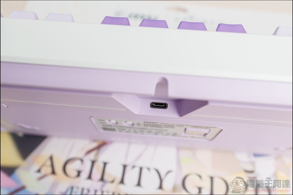 MSI x《葬送的芙莉蓮》聯名鍵盤、滑鼠、滑鼠墊開箱：不是只貼角色圖，連鍵帽、燈效與桌面氛圍都做進去了 - 電腦王阿達
