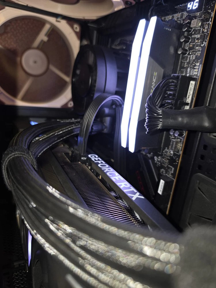 國外 RTX 5090 用戶即便定期檢查 12VHPWR 接頭,卻還是發生燒毀事故 - 電腦王阿達 國外 RTX 5090 用戶即便定期檢查 12VHPWR 接頭,卻還是發生燒毀事故 - 電腦王阿達