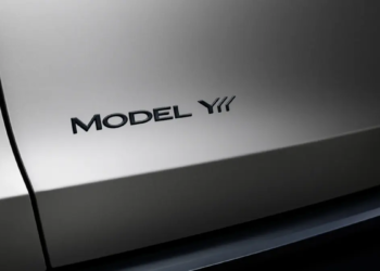 Tesla Model Y L 澳洲上市，六座、681 公里續航、首搭 V2L，車評表示「想不出有什麼缺點」