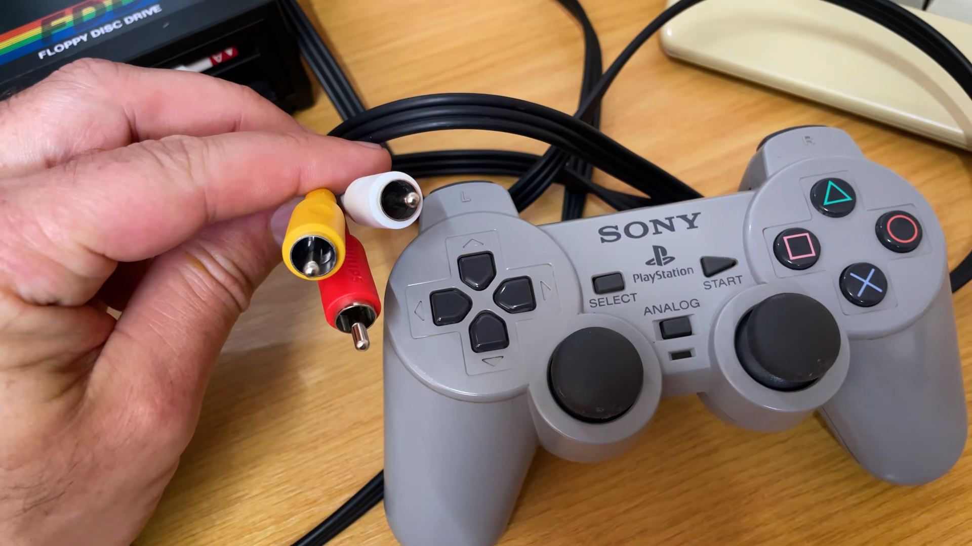 控制器即主機?胎死腹中的 PlayStation 神秘產品「Pulga」首度曝光 - 電腦王阿達 控制器即主機?胎死腹中的 PlayStation 神秘產品「Pulga」首度曝光 - 電腦王阿達