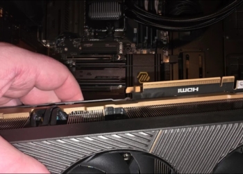 國外網友 RTX 5090 玩遊戲 5 分鐘就炸了，PCIe 金手指區域可能成為燒毀新死角