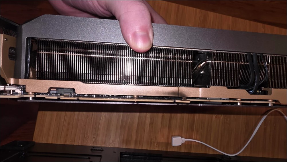 國外網友 RTX 5090 玩遊戲 5 分鐘就炸了,PCIe 金手指區域可能成為燒毀新死角 - 電腦王阿達 國外網友 RTX 5090 玩遊戲 5 分鐘就炸了,PCIe 金手指區域可能成為燒毀新死角 - 電腦王阿達